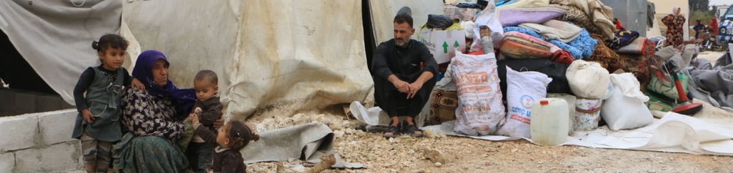 Der Winter ist für die Menschen in den Camps eine Bedrohung Eine Familie vor einem Zelt