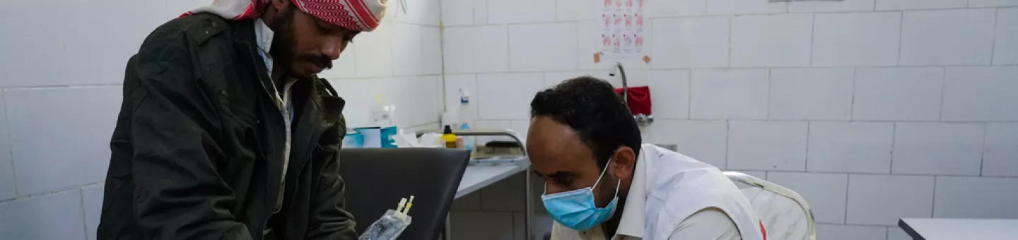 Krankenpfleger im Jemen untersucht Wunde 