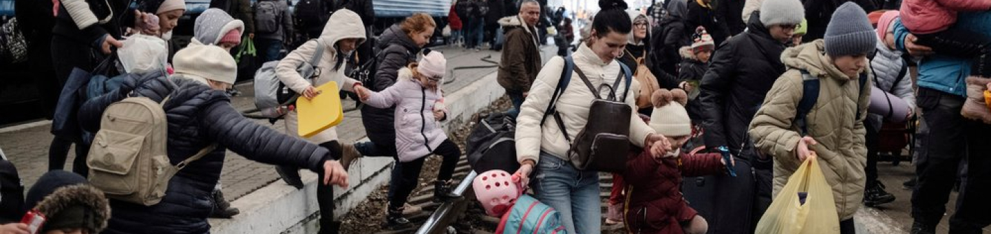 Vor den Kämpfen in der Ukraine geflohenen Ukrainer*innen am Bahnhof in Lwiw Vertriebene am Bahnhof in Lwiw