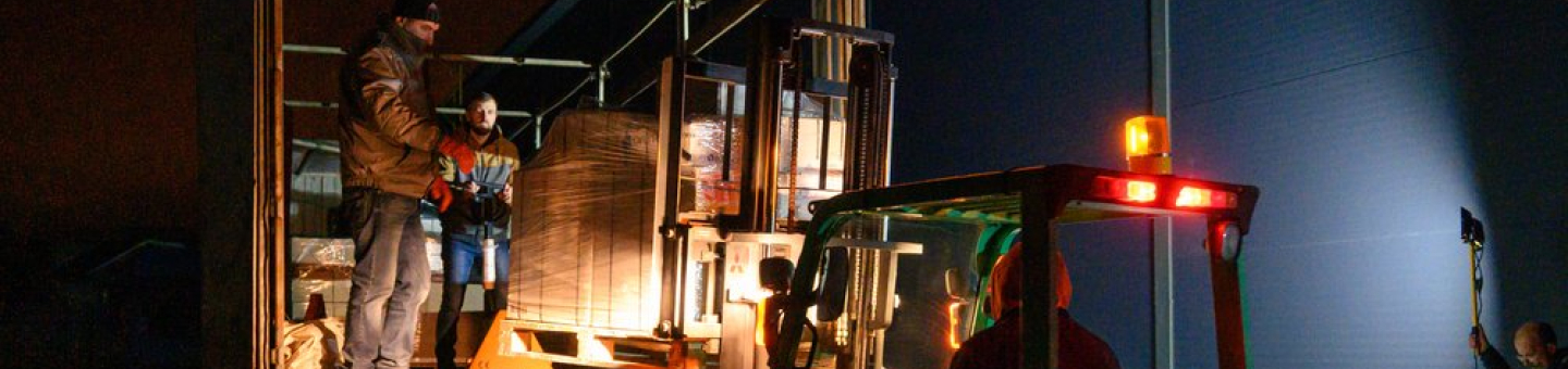 Unsere Teams unterstützen derzeit beim Transport medizinischer Hilfsgüter in die vom Krieg besonders betroffene Regionen der Ukraine. Ein LKW wird mit medizinischen Hilfsgütern bepackt.