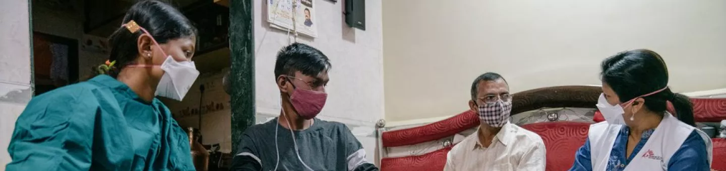  WHO Behandlungsrichtline für resistente Tuberkulose aktualisiert - In Mumbai, Indien Patient*innen mit resistenter Tuberkulose im Gespräch mit Krankenschwester von Ärzte ohne Grenzen.