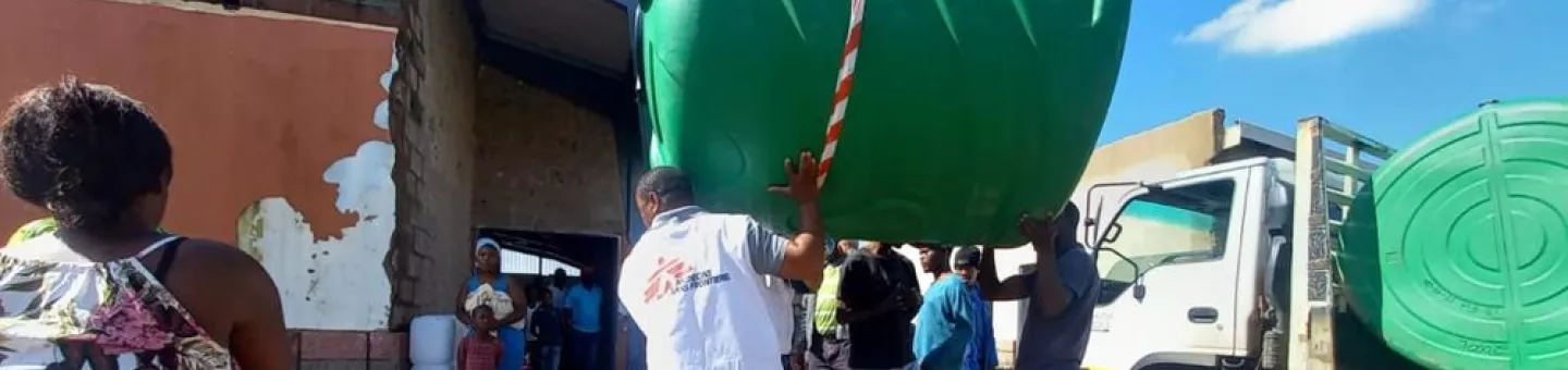 Fluten in KwaZulu-Natal Eine große Wassertonne wird von einem Lastwagen gehoben