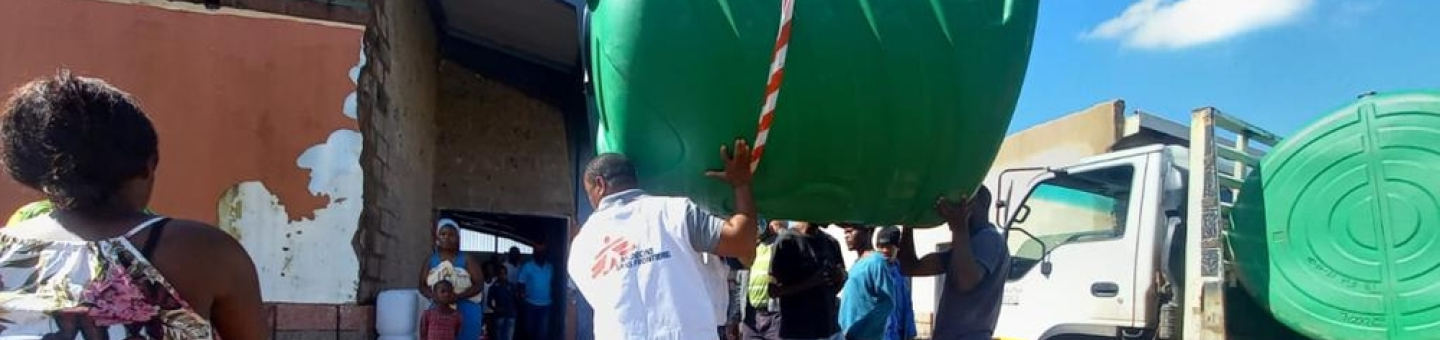 Fluten in KwaZulu-Natal Eine große Wassertonne wird von einem Lastwagen gehoben
