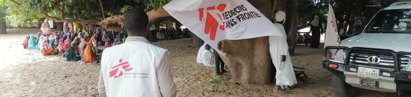 Mobile Klinik unter einem Mangobaum in der Stadt Kreneik.
