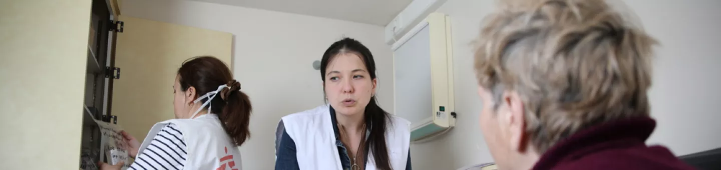 Drei Frauen bei einer medizinischen Konsultation in einer mobilen Klinik