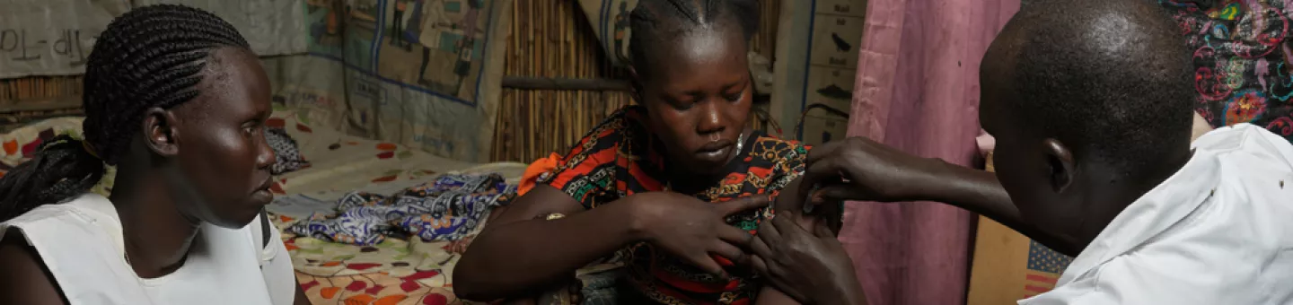 Ein Frau erhält eine Hepatitis-E-Impfung in den Oberarm 