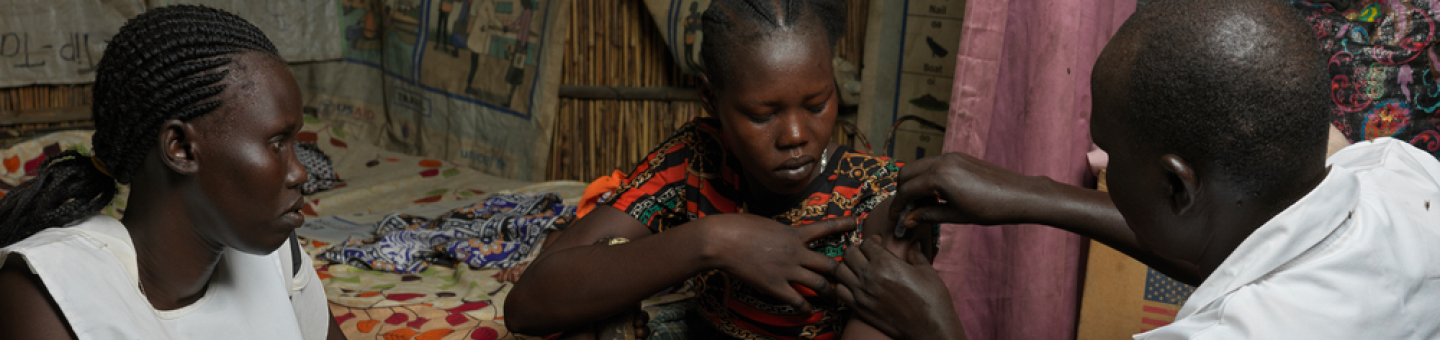 Bentiu, Südsudan: Hepatits E-Impfkampagne Ein Frau erhält eine Hepatitis-E-Impfung in den Oberarm