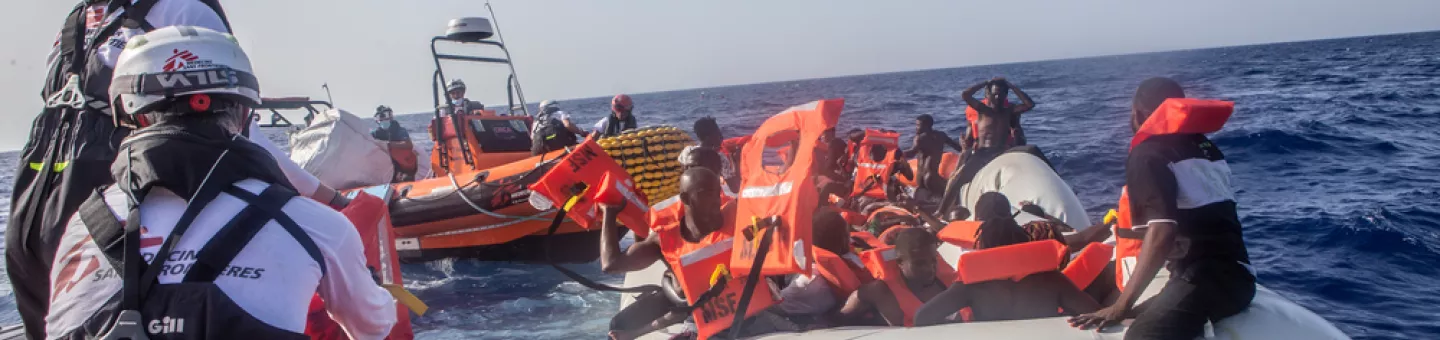 Die Teams der Geo Barents retten die Menschen von einem Schlauchboot auf dem Mittelmeer