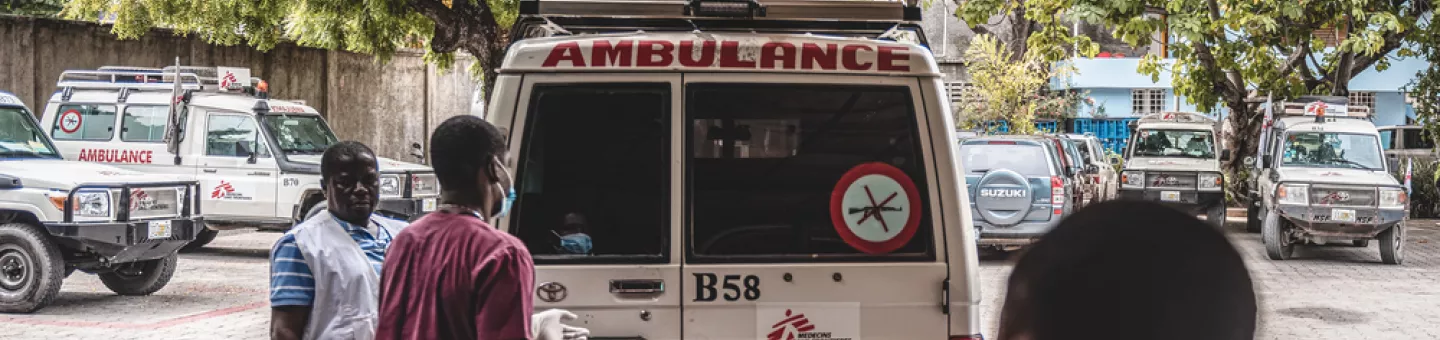 Ein Patient auf einer Liege wird in einen Krankenwagen in Port-au-Prince transportiert.