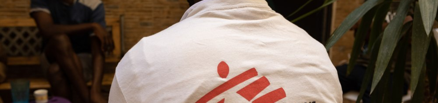 Migrant*innen im Gespräch mit MSF-Mitarbeiter Moussa Zarre.