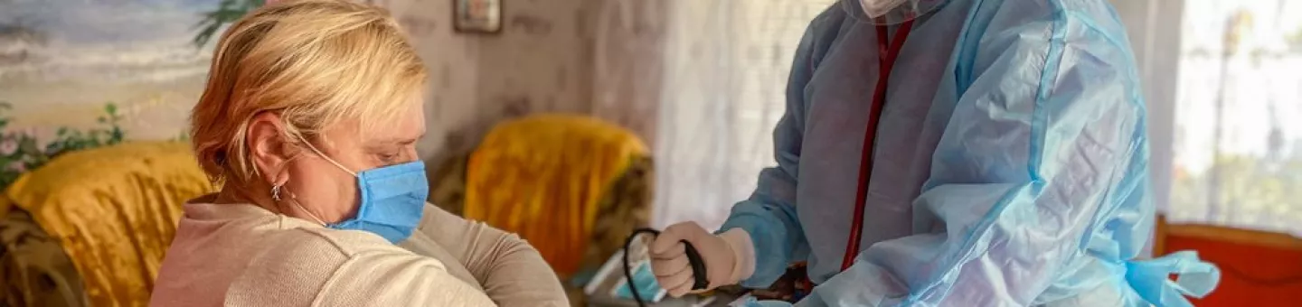 Unsere Ärztin Maryna Krupko misst den Blutdruck einer Patientin