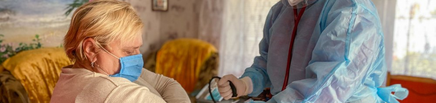 Unsere Ärztin Maryna Krupko misst den Blutdruck einer Patientin
