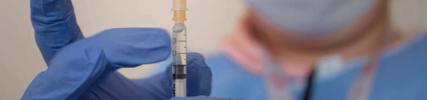 Eine MSF-Krankenschwester impft gegen Covid-19.