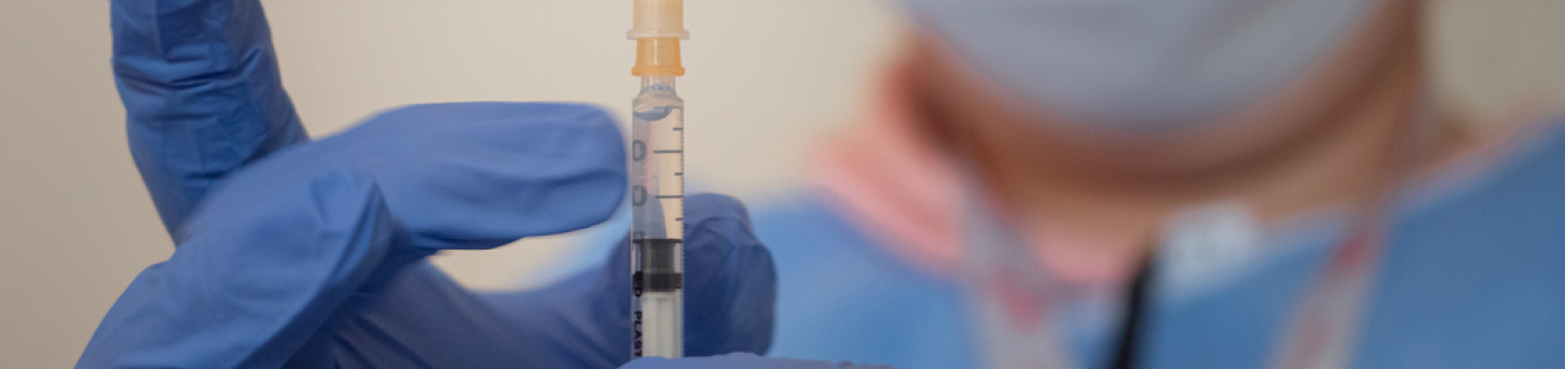 Eine MSF-Krankenschwester impft gegen Covid-19.
