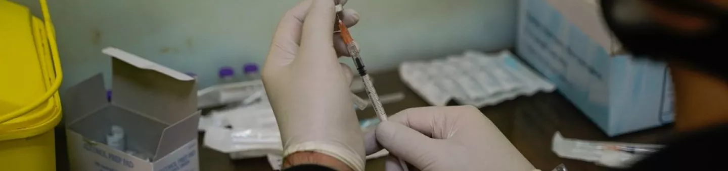 Medizinisches Personal zieht Spritzen mit Impfstoff gegen Covid-19 auf.