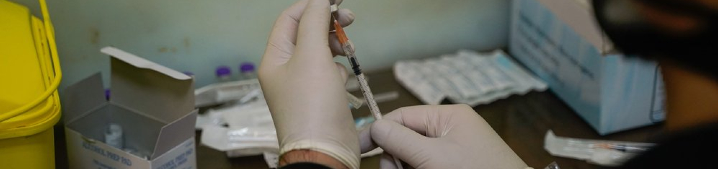 Medizinisches Personal zieht Spritzen mit Impfstoff gegen Covid-19 auf.