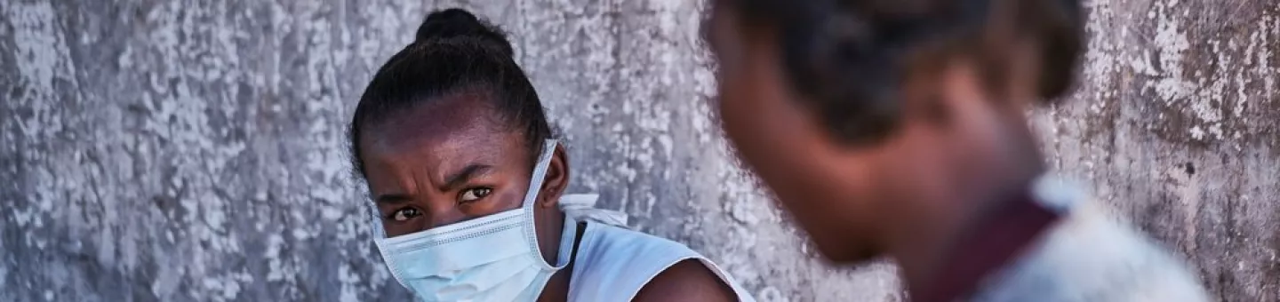 Eine Frau mit Weste von Ärzte ohne Grenzen im Gespräch mit einer weiteren Frau