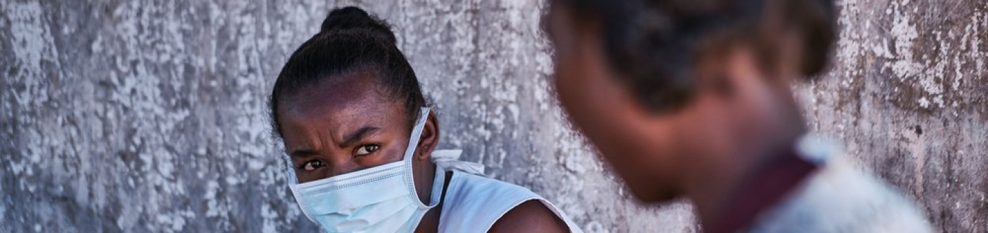Im Südosten Madagaskars hat sich die Ernährungskrise stark zugespitzt. Einige Betroffene können mobile Kliniken von Ärzte ohne Grenzen besuchen. Eine Frau mit Weste von Ärzte ohne Grenzen im Gespräch mit einer weiteren Frau