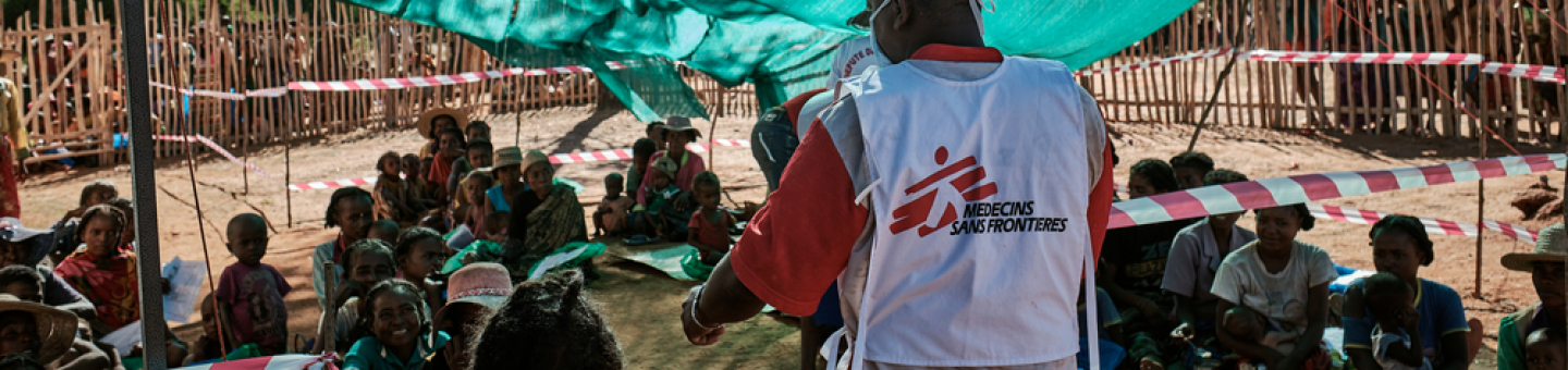 Der Süden Madagaskars sieht sich mit einer schweren Ernährungskrisen konfrontiert EIn Mitarbeiter von Ärzte ohne Grenzen in einer mobilen Klinik in Madagaskar