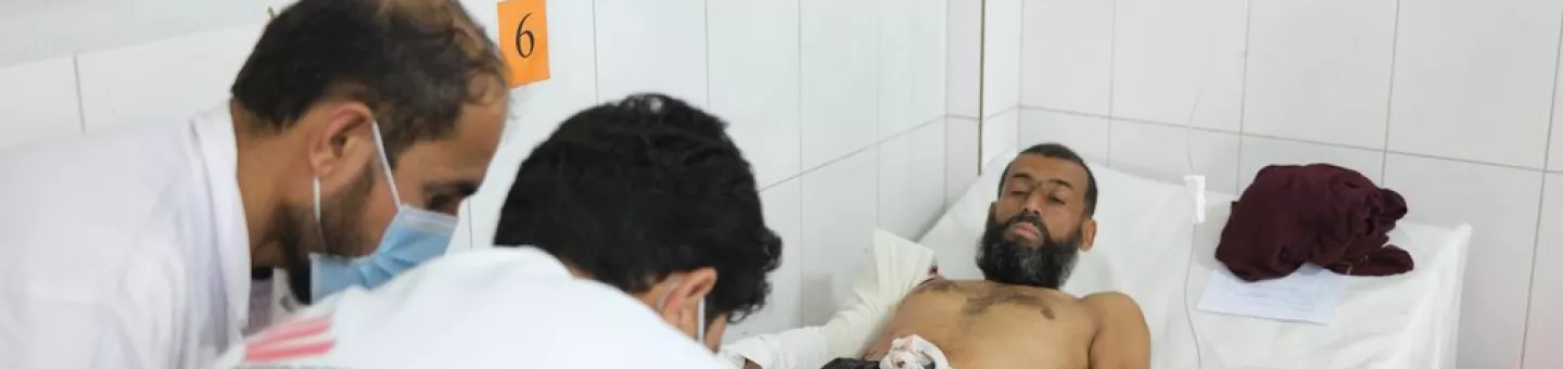 Unsere Ärzte behandeln einen verwundeten Patienten. Zwei Ärzte behandeln Patienten