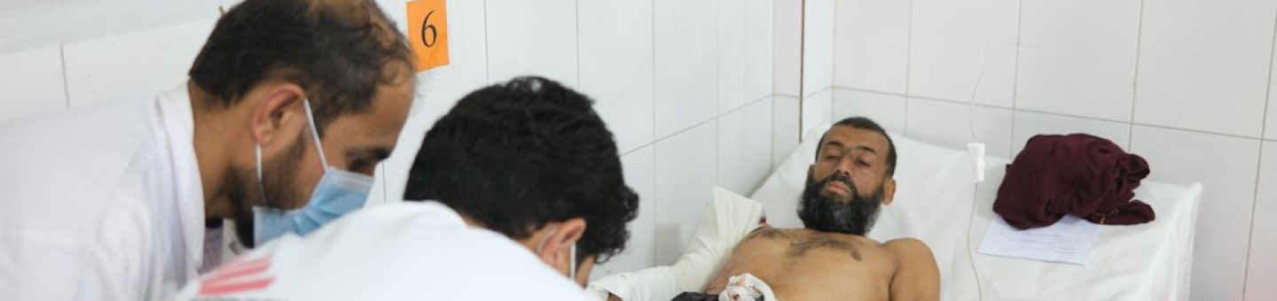 Unsere Ärzte behandeln einen verwundeten Patienten. Zwei Ärzte behandeln Patienten