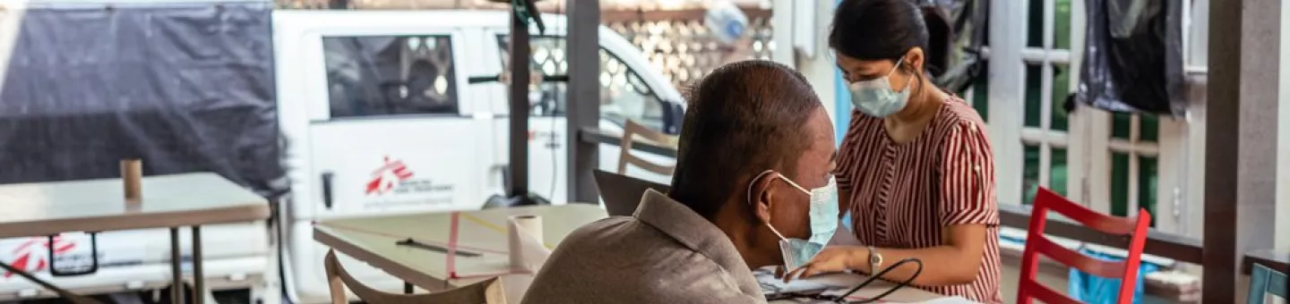 Ein provisorisch eingerichtetes Krankenhaus für Hochrisikopatient*innen in den Büroräumen von Ärzte ohne Grenzn in Yangon.