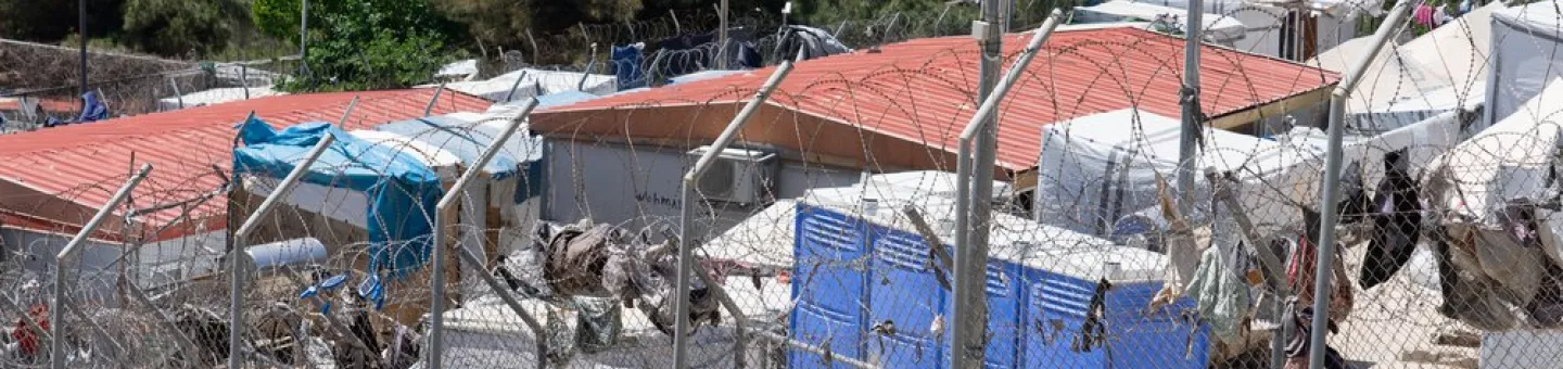 Ein Aufnahmezentrum für Geflüchtete in Samos, umgeben von einem hohen Stacheldrahtzaun