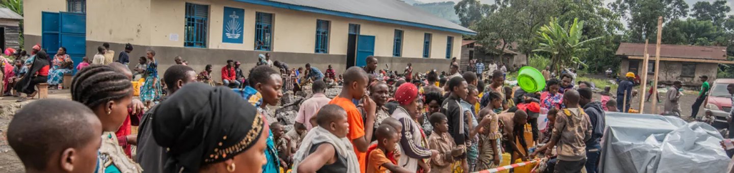 Viele Menschen, die aufgrund des Vulkanausbruchs in Goma flüchten mussten, stehen in einer Reihe, um sich Trinkwasser abzuholen.
