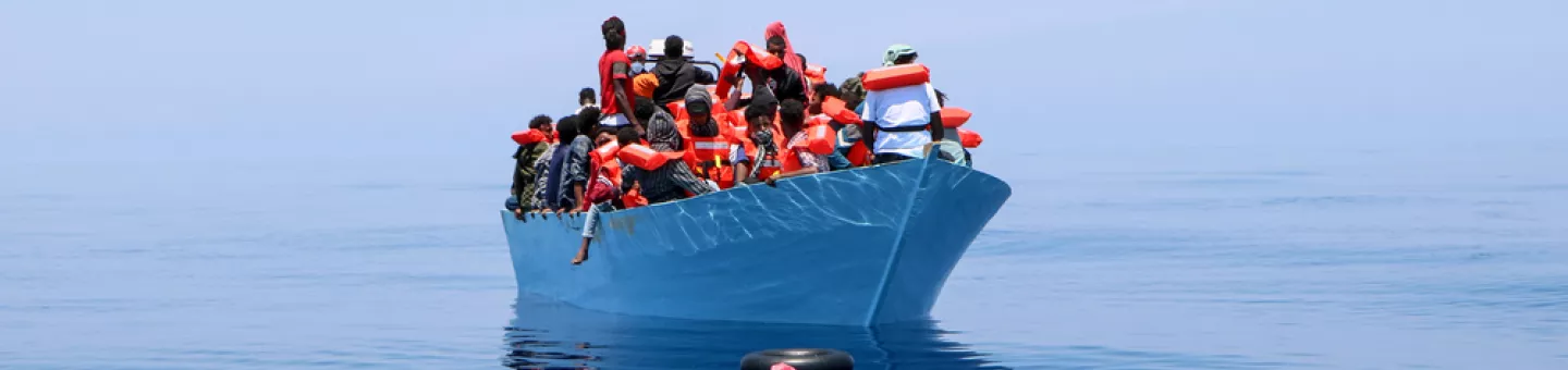 Auf Beiboot bringen wir Menschen auf unser Seenot-Rettungschiff.