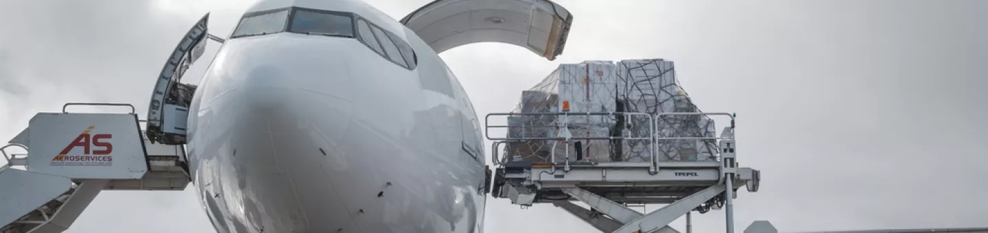 Hilfsgüter werden in ein Frachtflugzeug geladen