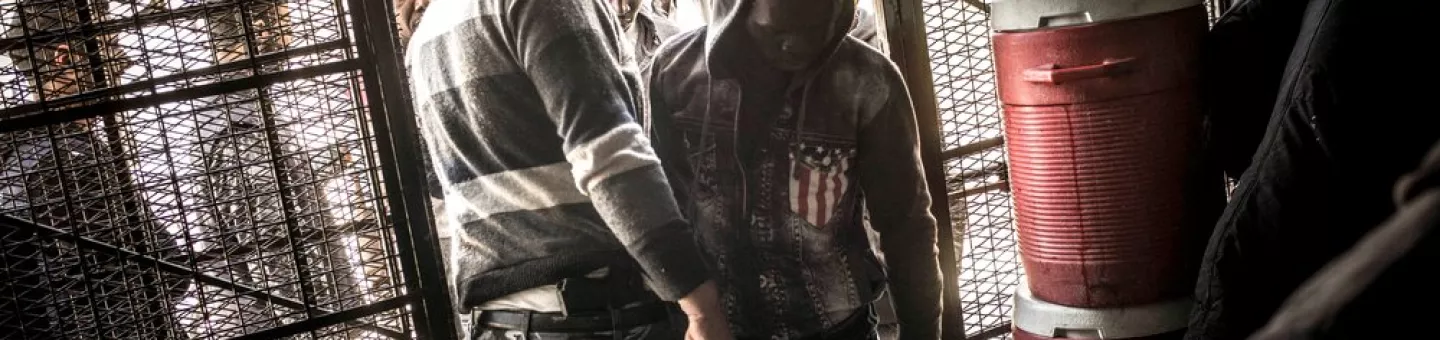 Männer werden durch das Abu-Salim-Gefangenenlager geführt.