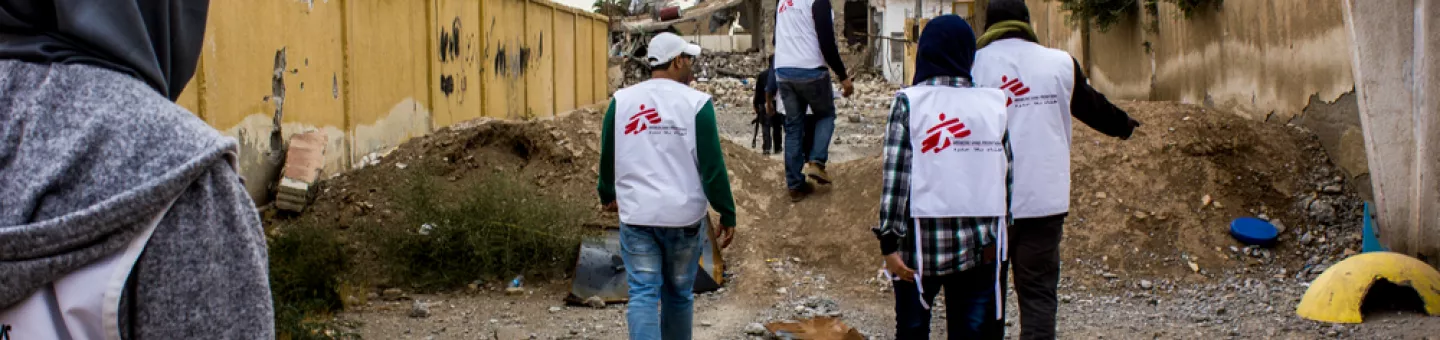 Mehrere Personen erkunden Gelände Unsere Hilfe in Syrien: Mitarbeiter*innen erkunden hier Gelände in der Stadt Raqqa.