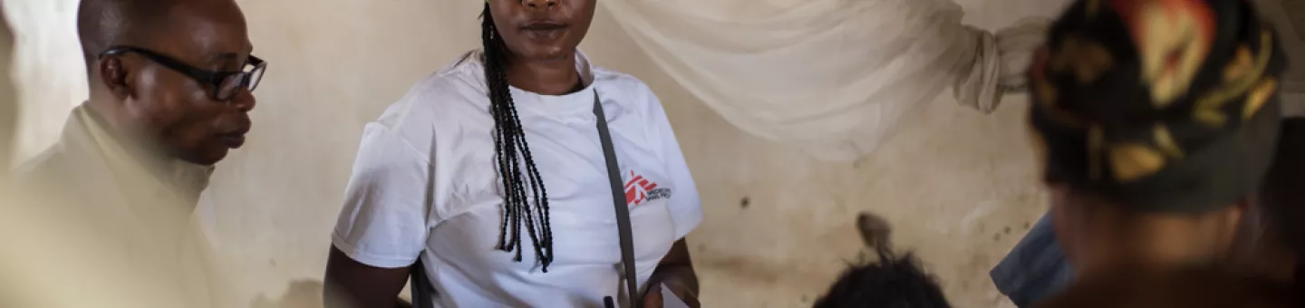 Eine Mitarbeiterin von Ärzte ohne Grenzen im Einsatz