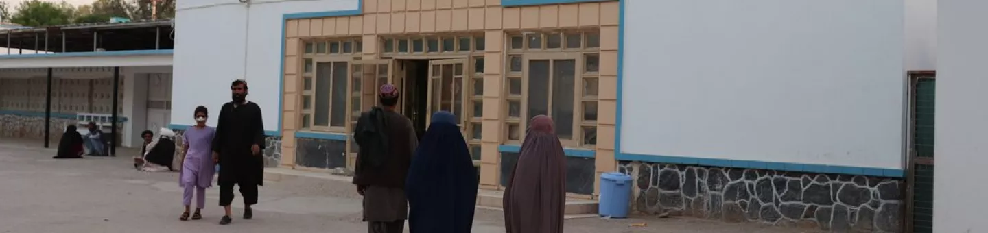 Patienten und Angehörige vor der Klinik in Lashkar Gah