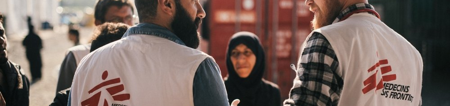 Aufnahme von zwei sich zugewandten Mitarbeitender von Ärzte ohne Grenzen