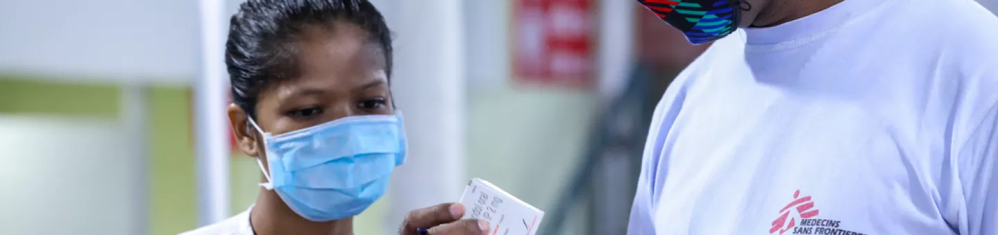 Unser Mitarbeiter Jomy Chako erklärt dem Gesundheitspersonal in unserem Projekt in Patna, Indien das Covid-19 Behandlungsprotokoll.