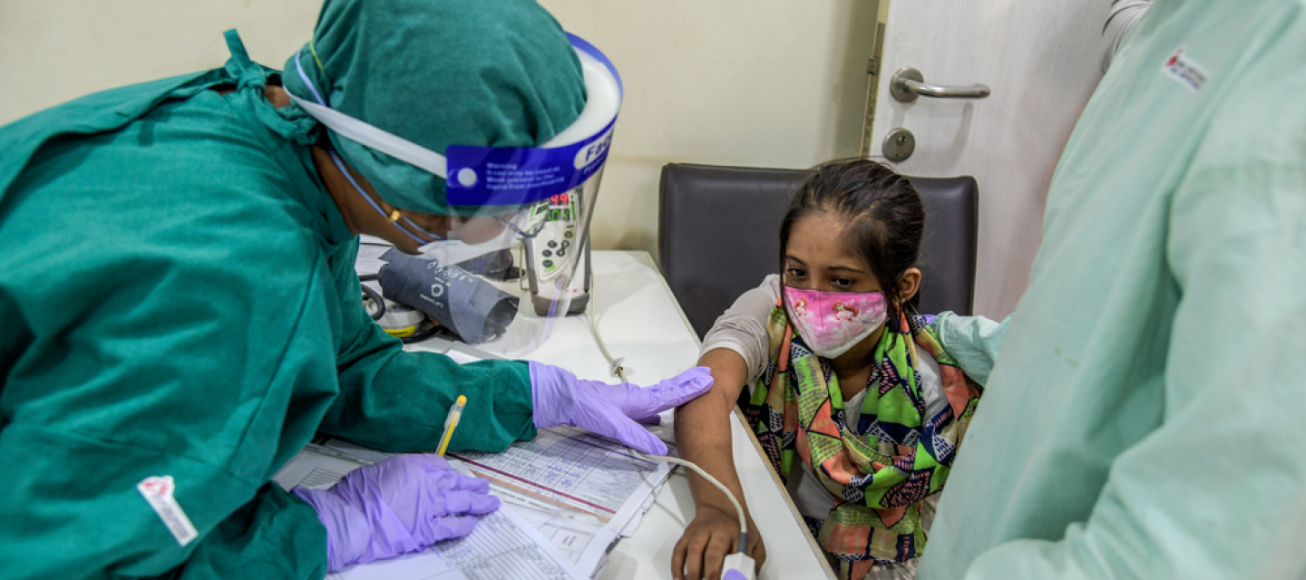 Ärzte ohne Grenzen Krankenschwester nimmt die Vitaldaten eines jungen Mädchens auf.
