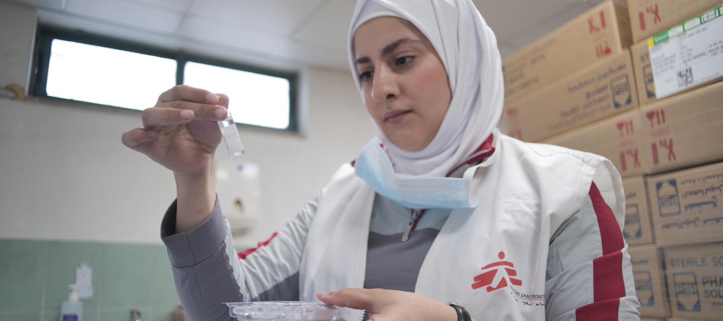 Die Apothekenleiterin Ola Barakat bei der Arbeit