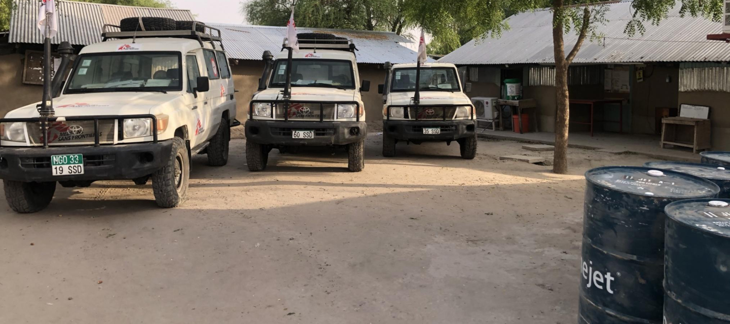 Drei Landcruiser von Ärzte ohne Grenzen stehen vor dem Krankenhaus in Lankien, Südsudan