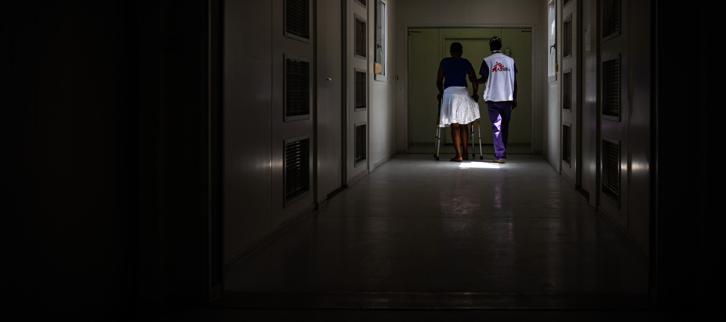 Eine Patientin wird in unserer Unfallklinik in Port-au-Prince versorgt