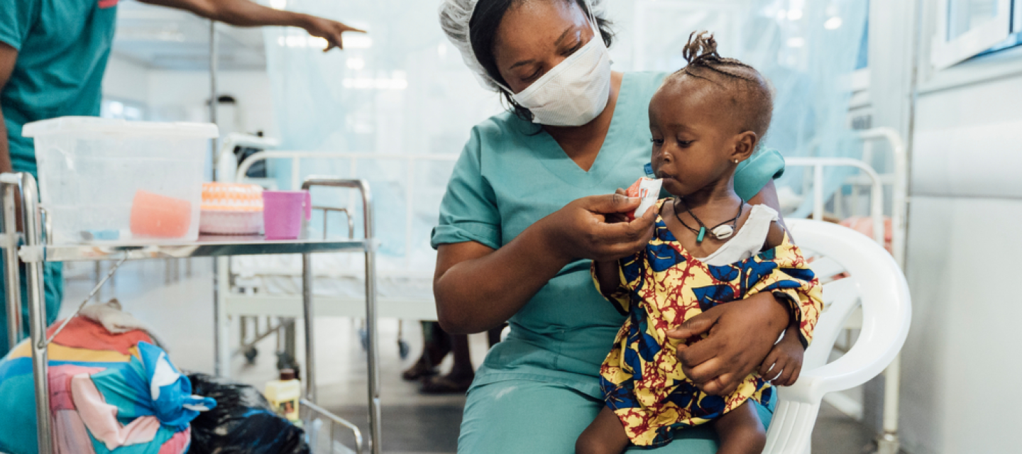 Intensivtherapeutisches Ernährungszentrum Unsere Krankenschwester versorgt das mangelernährte Mädchen in Sierra Leone
