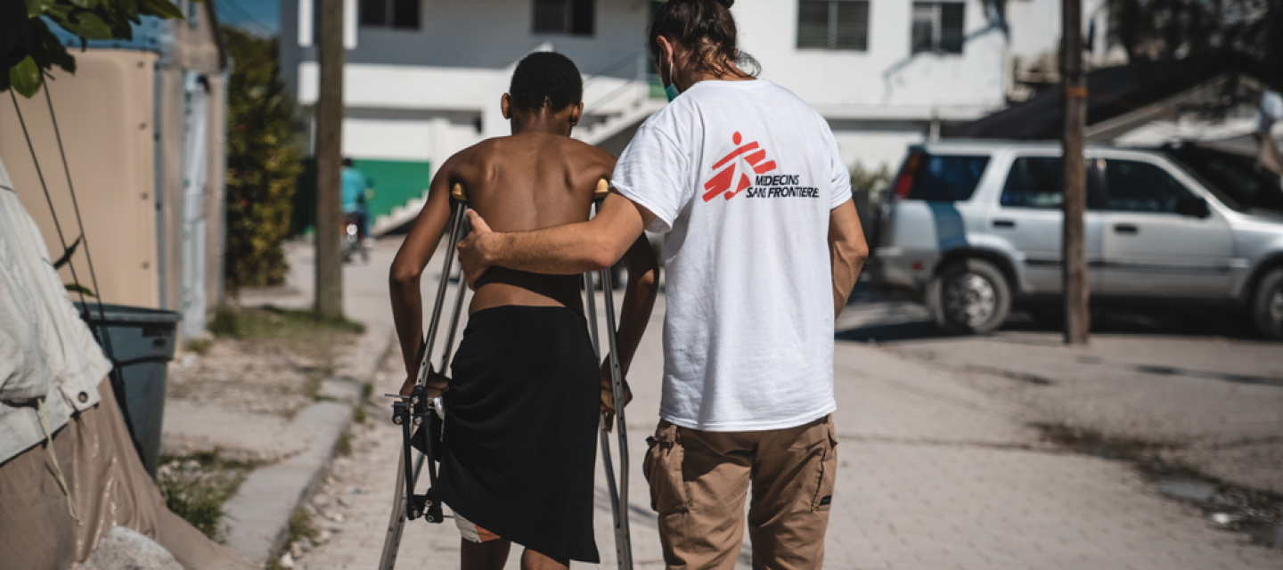 Bei unserer medizinischen Hilfe ist Zuwendung für Menschen, die wie in Haiti beim Erdbeben Schlimmes erlebt haben, sehr wichtig. Haiti Physiotherapie-Training für Erdbebenverletzten