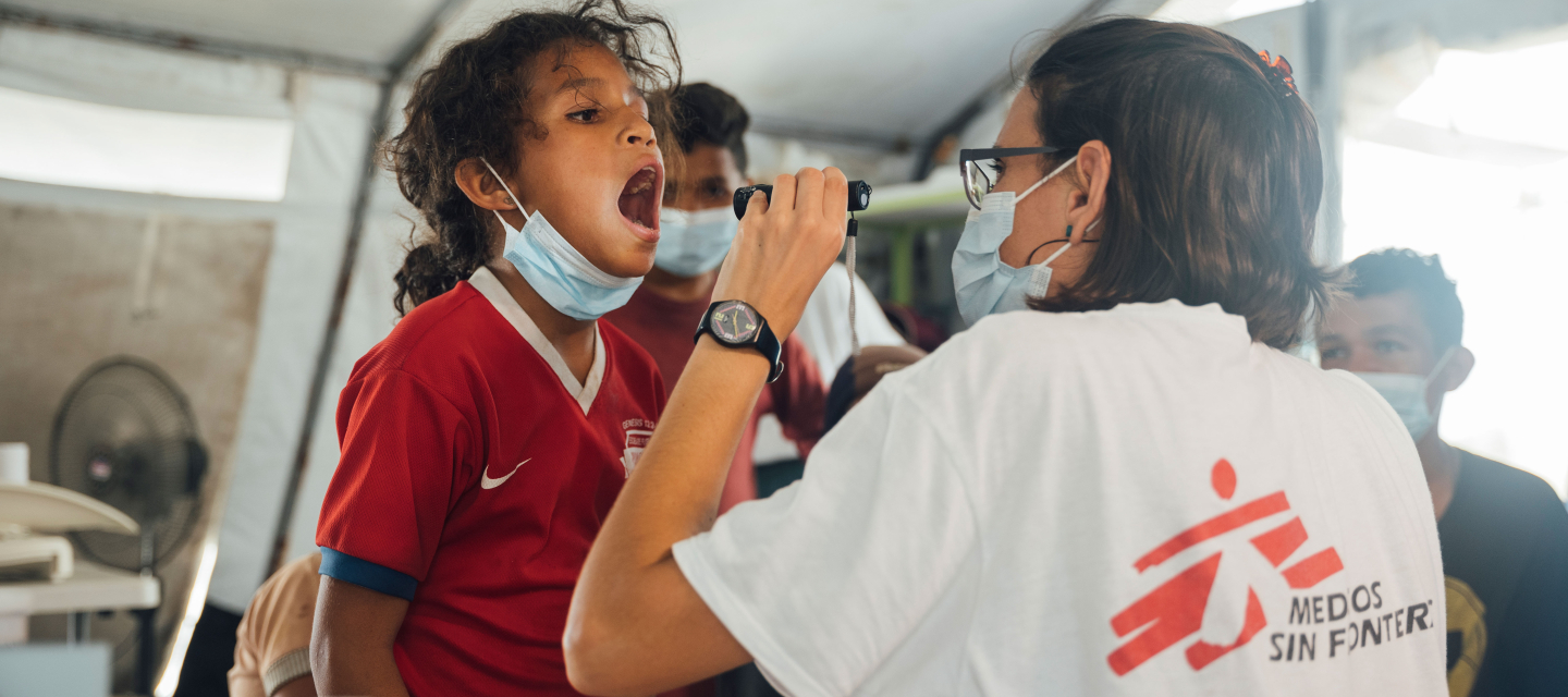 Lucía Lázaro untersucht eine Patientin.