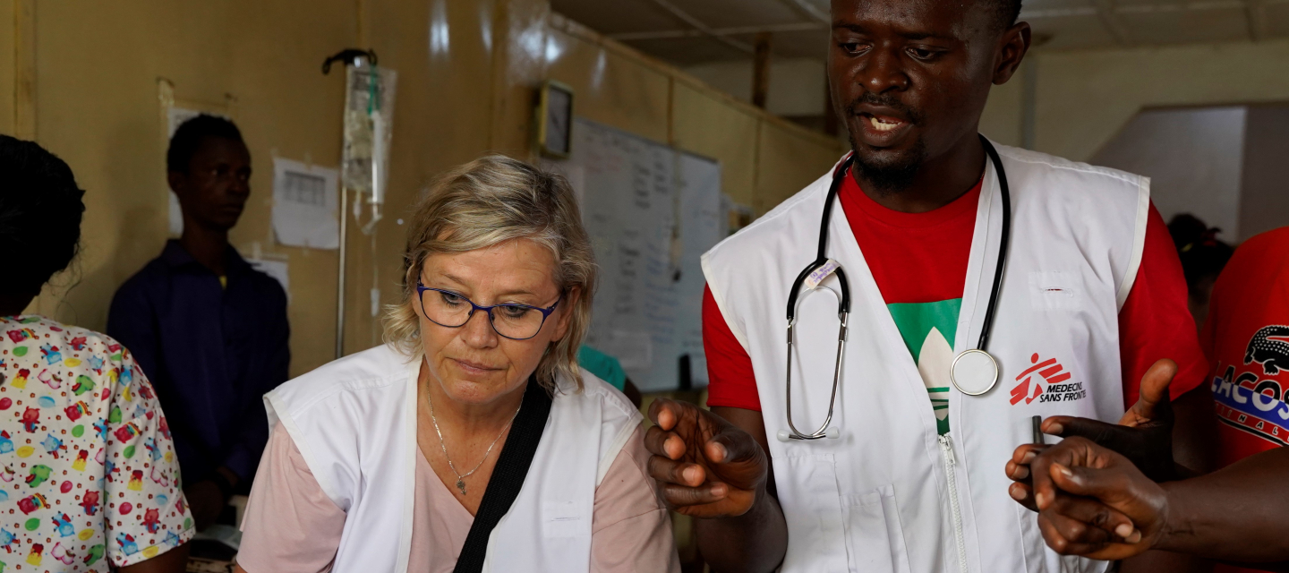 Sierra Leone: Im Hinistas-Gesundheitszentrum in Tonkolili versorgen Nelleke Smitsman und Mustapha Kallon ein Kind, das an Malaria erkrankt ist.
