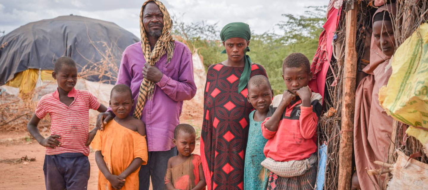 Borow Ali Khamis und seine Familie Der 50-jährige Borow Ali Khamis steht mit seiner Familie vor deren Unterkunft im Camp Dagahaley. Er war Landwirt und Viehzüchter in Somalia, hat aber aufgrund der langen Dürre alles verloren.