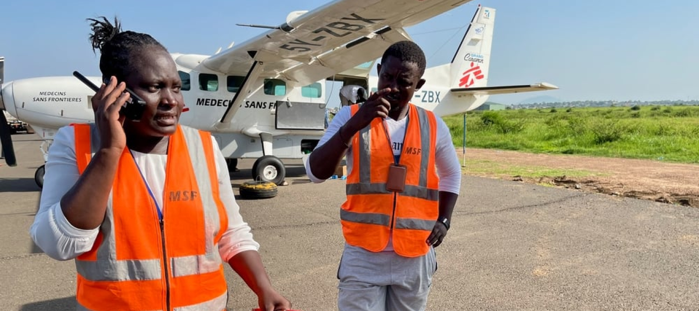 Unsere Flugkoordinatorin Stella Mwikali auf einem ihrer Einsätze