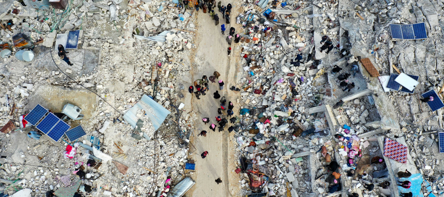 Nach den schweren Erdbeben in Syrien und in der Türkei behandeln unsere Teams Verletzte und unterstützen lokale Gesundheitseinrichtungen vor Ort. Nach den schweren Erdbeben in Syrien und in der Türkei behandeln unsere Teams Verletzte und unterstützen lokale Gesundheitseinrichtungen vor Ort.