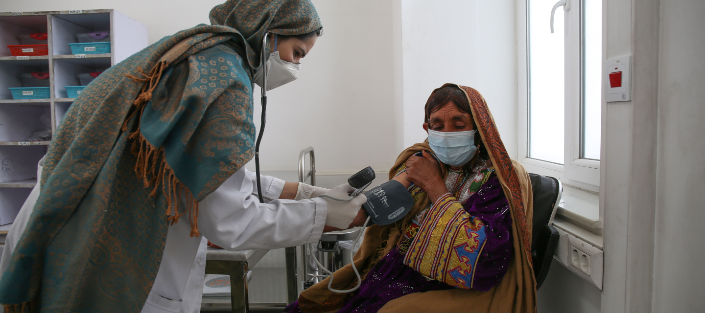 Die Krankenschwester Aziza Khushal überprüft Shahistos Vitalwerte im Sprechzimmer auf der Frauenseite des Krankenhauses von Ärzte ohne Grenzen in der Provinz Kandahar, Afghanistan.