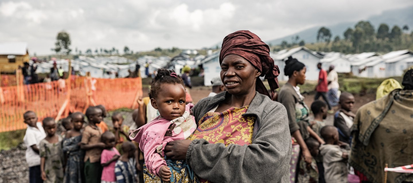 DRC Mutter und Kind Eine Frau hält in der Republik Kongo ein Kleinkind auf dem Arm.