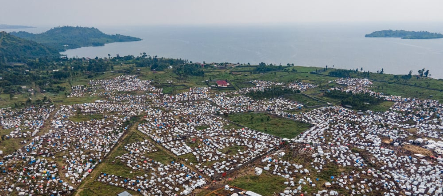 Ein Vertriebenencamp in den Vororten von Goma, Nord-Kivu in der Demokratischen Republik Kongo. Das Bild ist aus der Vogelperspektive aufgenommen.